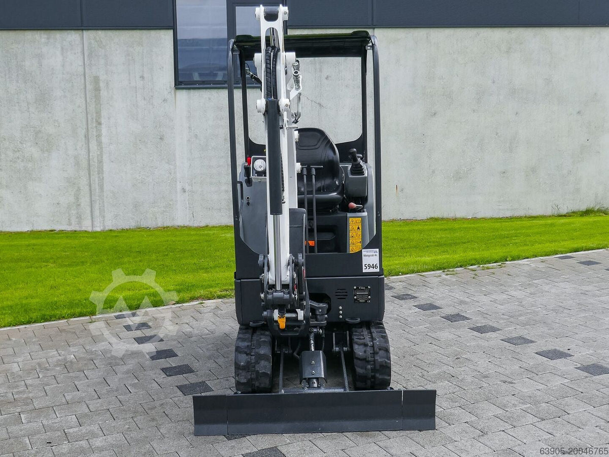Mini-pelle Bobcat E17 compacte de Ma boutique, vue de face sur chenilles avec lame de remblayage pour terrassement.