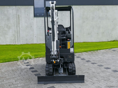 Mini-pelle Bobcat E17 compacte de Ma boutique, vue de face sur chenilles avec lame de remblayage pour terrassement.