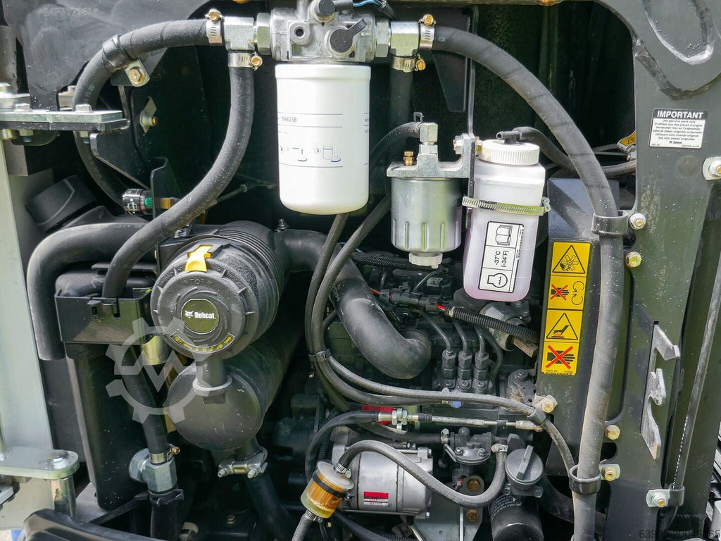 Vue rapprochée du compartiment moteur de la mini-pelle Ma boutique Bobcat E17 avec filtres et composants mécaniques
