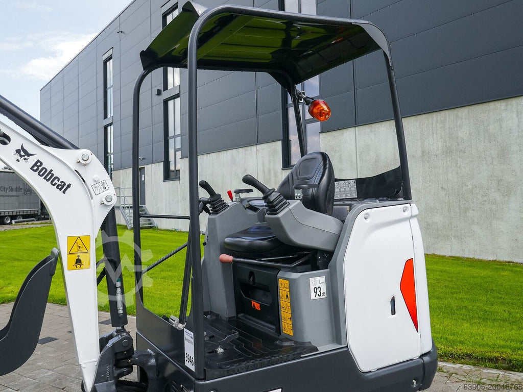 Poste de conduite de la mini-pelle Bobcat E17 Ma boutique avec siège ergonomique et commandes intuitives