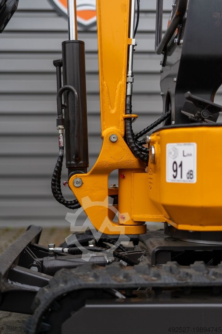Gros plan sur le bras hydraulique jaune et les chenilles de la mini-pelle Ma boutique Kingway Joker R5