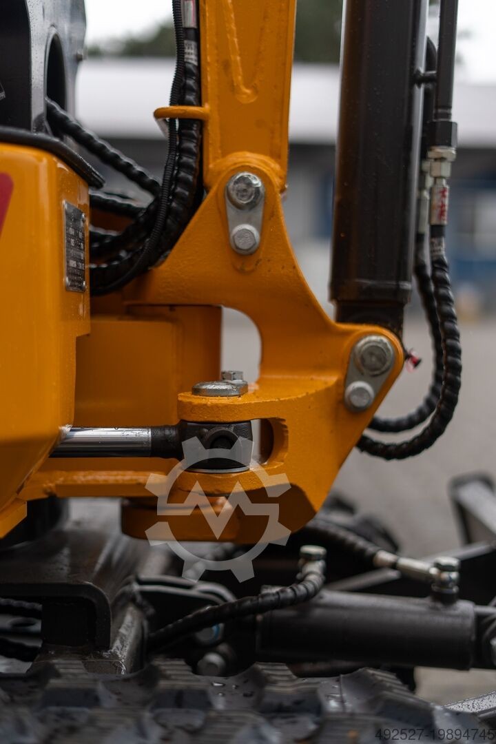 Gros plan sur le bras articulé et le système hydraulique jaune de la mini-pelle Ma boutique Kingway Joker R5