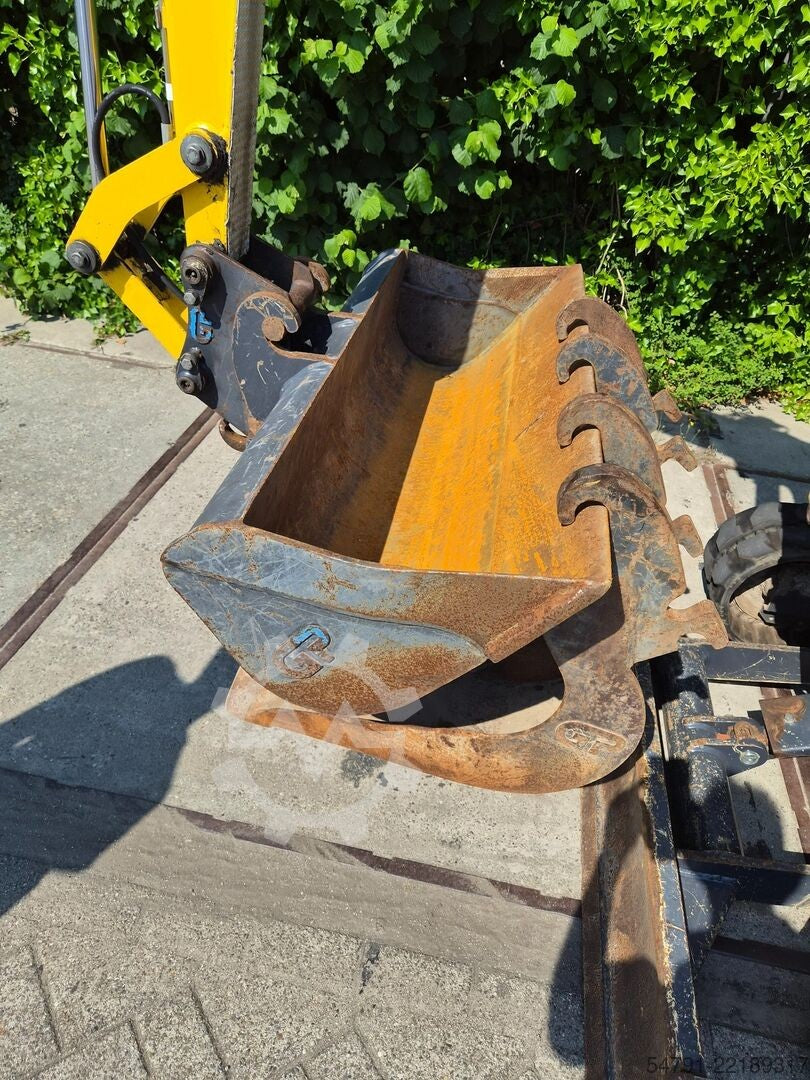 Mini-pelle Ma boutique Komatsu PC24MR-5 avec godet de terrassement et attache rapide hydraulique sur chantier