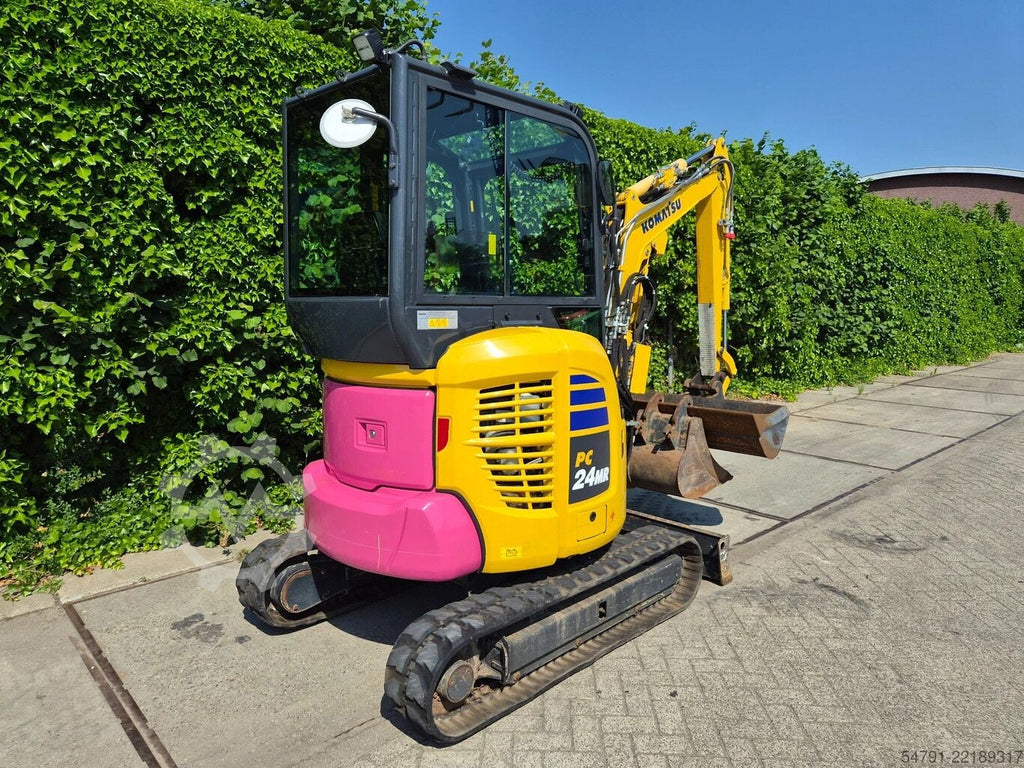 Mini-pelle Ma boutique Komatsu PC24MR-5 jaune et rose sur chenilles avec cabine vitrée pour travaux de terrassement