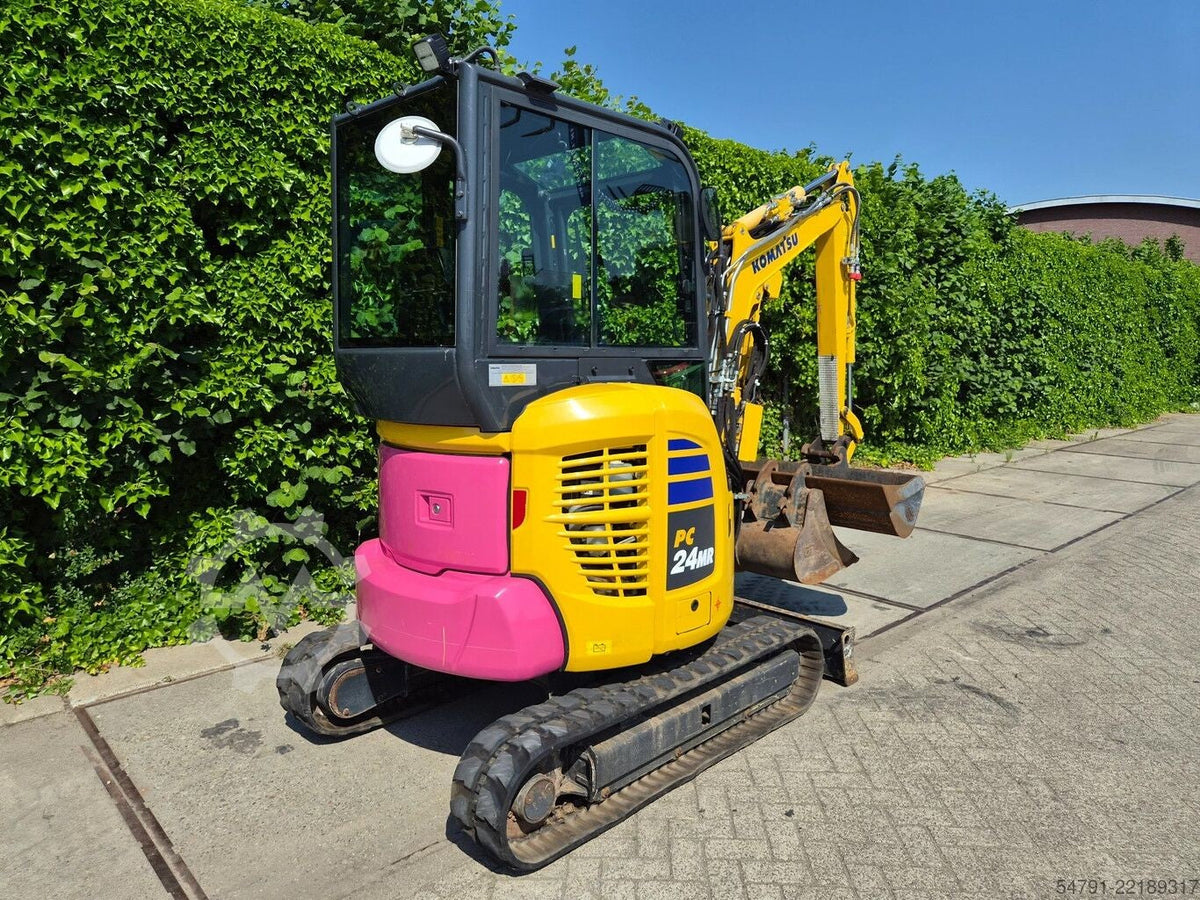 Mini-pelle Ma boutique Komatsu PC24MR-5 jaune et rose sur chenilles avec cabine vitrée pour travaux de terrassement