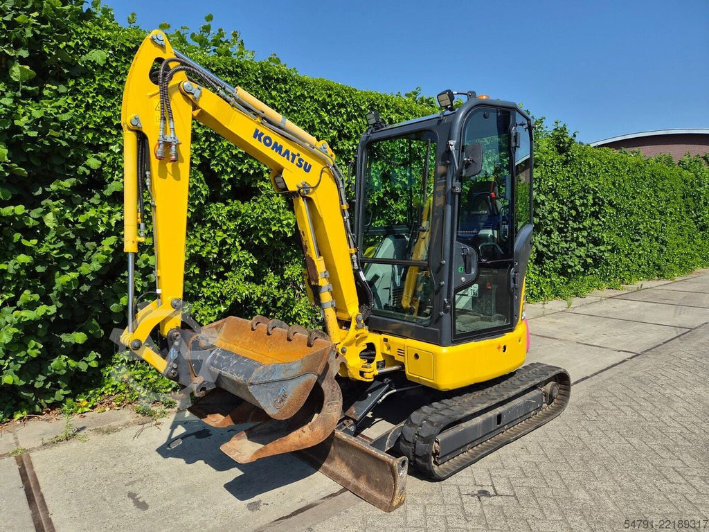 Mini-pelle Komatsu PC24MR-5 jaune sur chenilles avec godet, disponible chez Ma boutique pour travaux de terrassement.