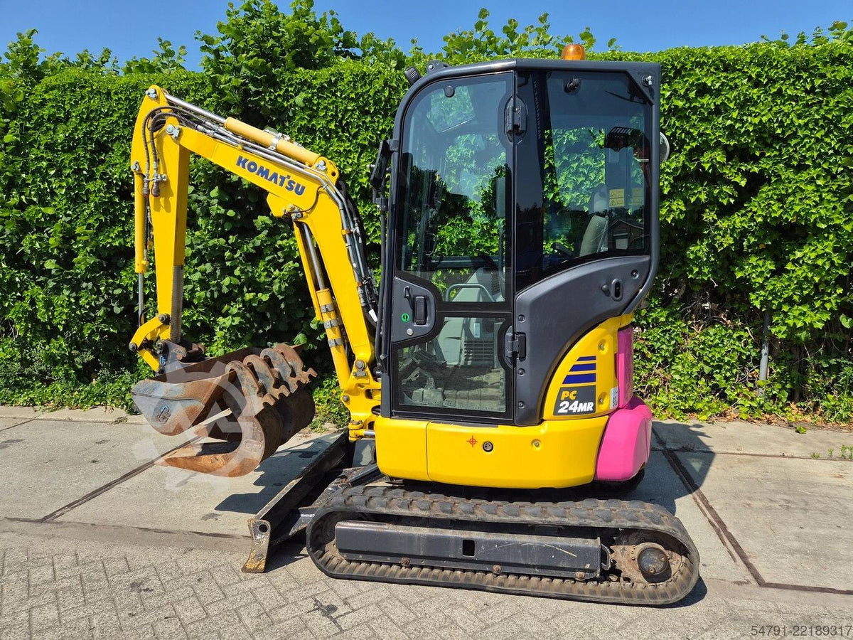 Mini-pelle sur chenilles Ma boutique Komatsu PC24MR-5 jaune avec godet, idéale pour travaux de terrassement