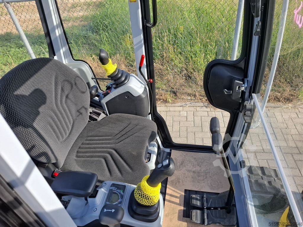 Intérieur de cabine de la mini-pelle Ma boutique Wacker Neuson ET24 avec siège ergonomique et joysticks de commande