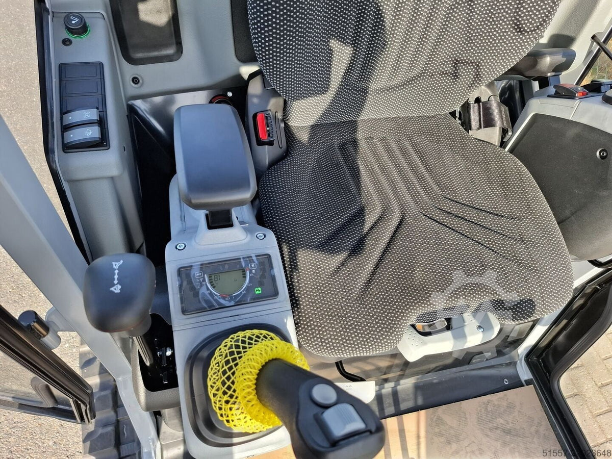Intérieur de la cabine de la mini-pelle Ma boutique Wacker Neuson ET24 avec siège ergonomique et joysticks de contrôle