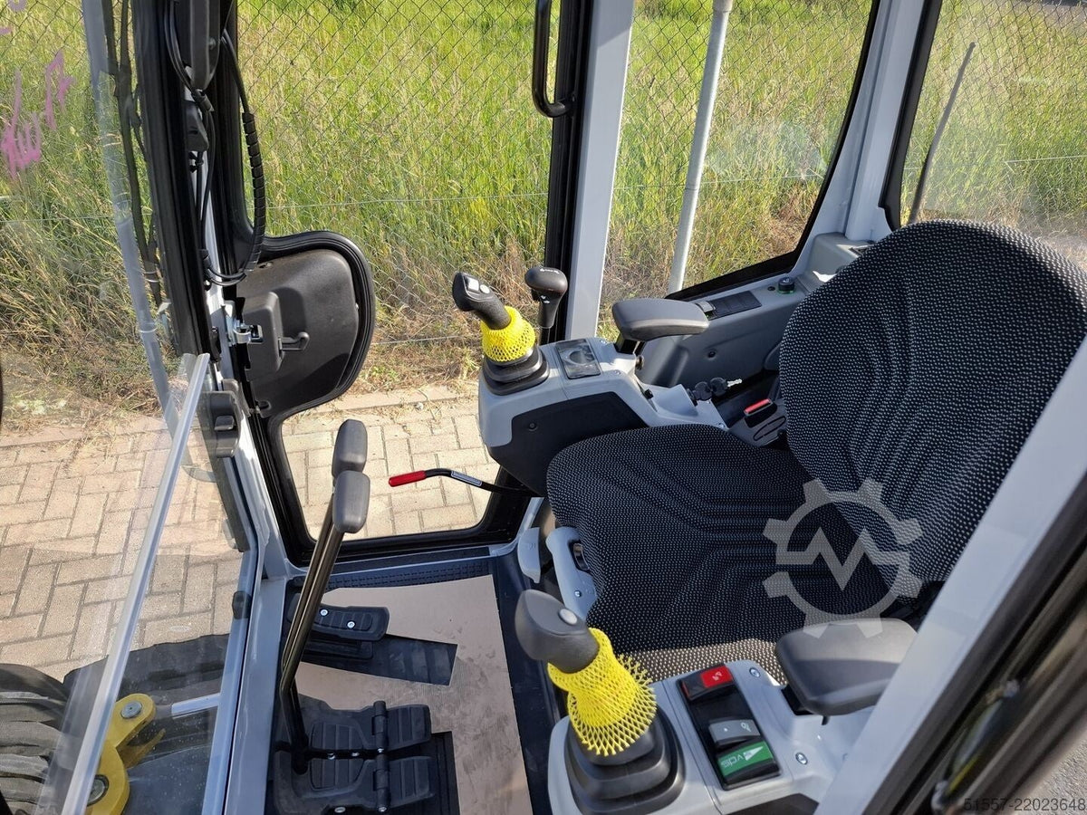Intérieur de la cabine de la mini-pelle Ma boutique Wacker Neuson ET24 avec siège ergonomique et joysticks de contrôle