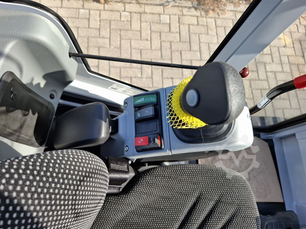 Intérieur de la cabine de la mini-pelle Ma boutique Wacker Neuson ET24 avec joystick ergonomique et commandes