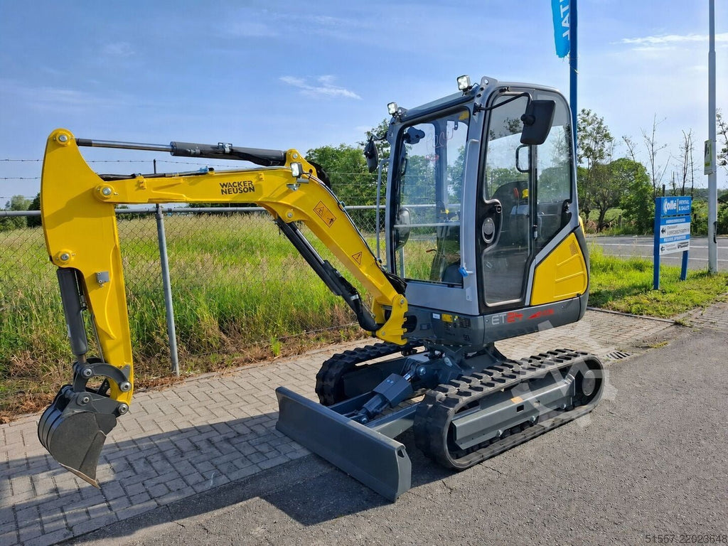 Mini-pelle Wacker Neuson ET24 jaune et grise avec cabine fermée et chenilles, disponible chez Ma boutique