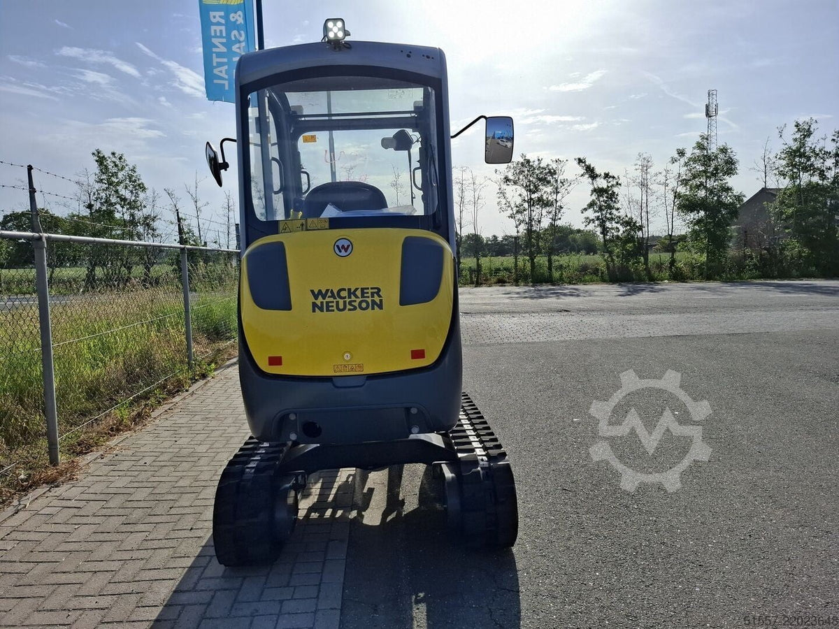 Mini-pelle Ma boutique Wacker Neuson ET24 jaune et grise vue de face sur un chantier