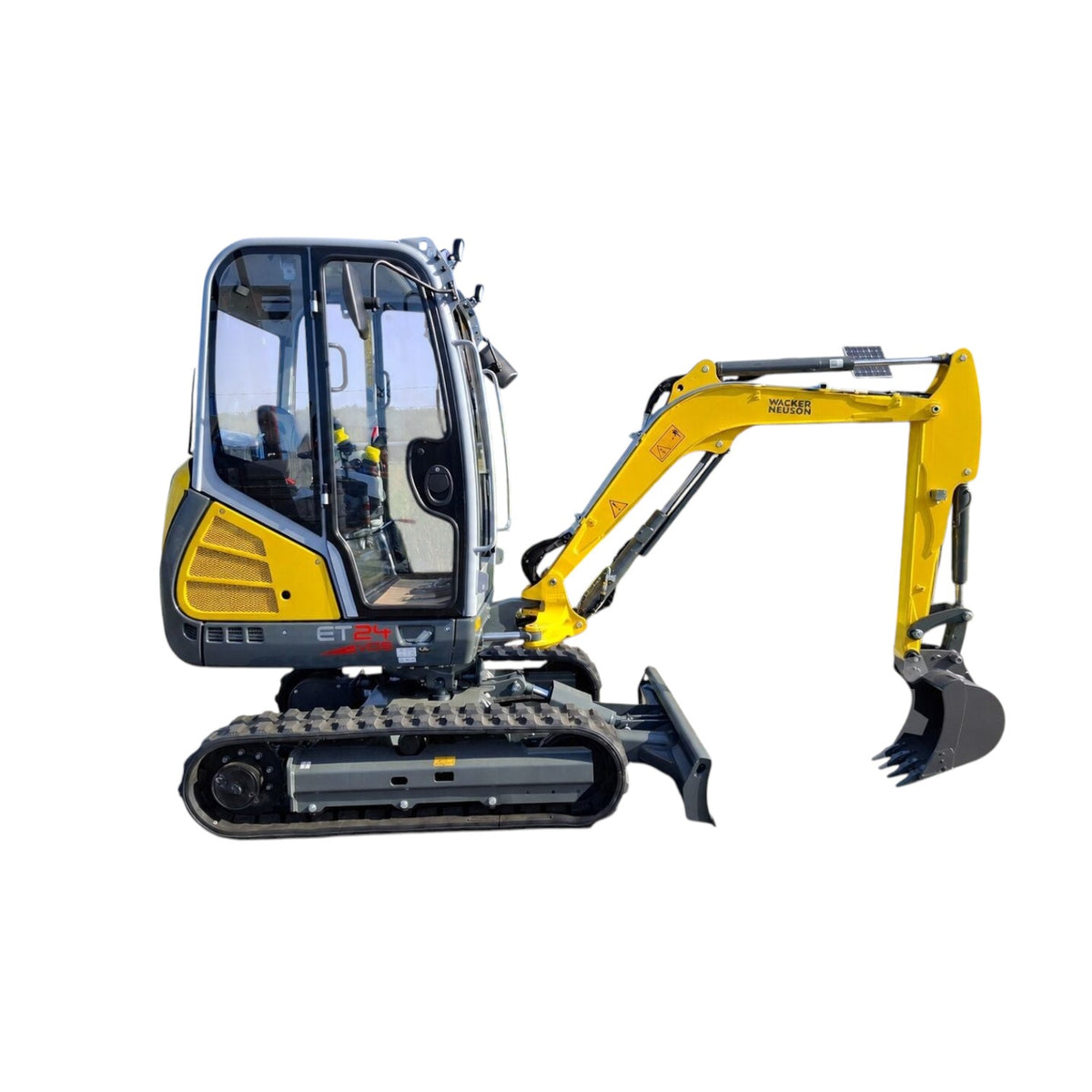 Mini-pelle Ma boutique Wacker Neuson ET24 jaune et grise avec cabine vitrée et chenilles sur fond blanc