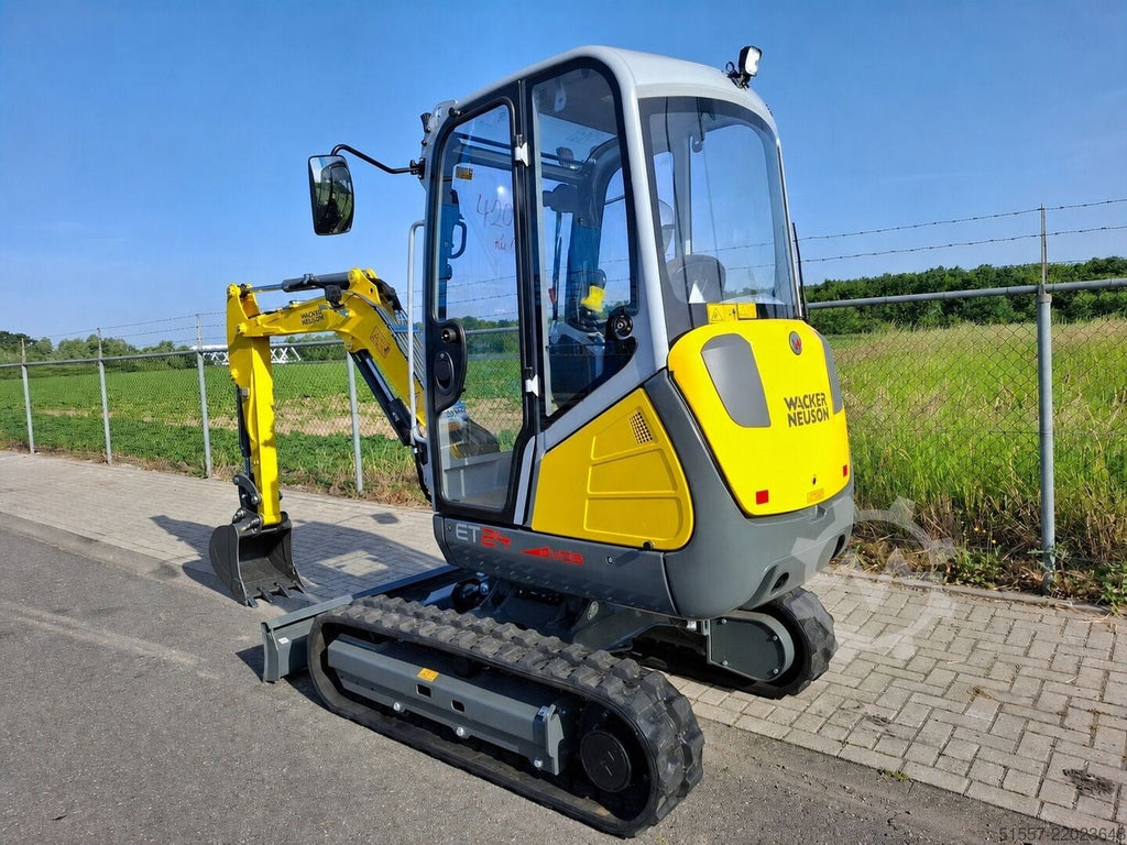 Mini pelle Ma boutique Wacker Neuson ET24 jaune et grise avec cabine vitrée sur chenilles pour travaux de terrassement