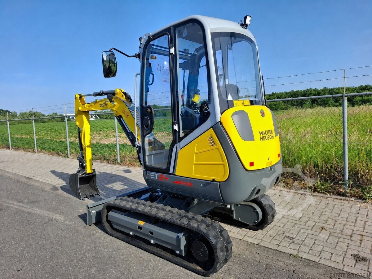 Mini pelle Ma boutique Wacker Neuson ET24 jaune et grise avec cabine vitrée sur chenilles pour travaux de terrassement