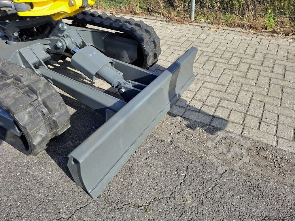 Lame de remblayage grise sur chenilles de la mini-pelle Wacker Neuson ET24 chez Ma boutique